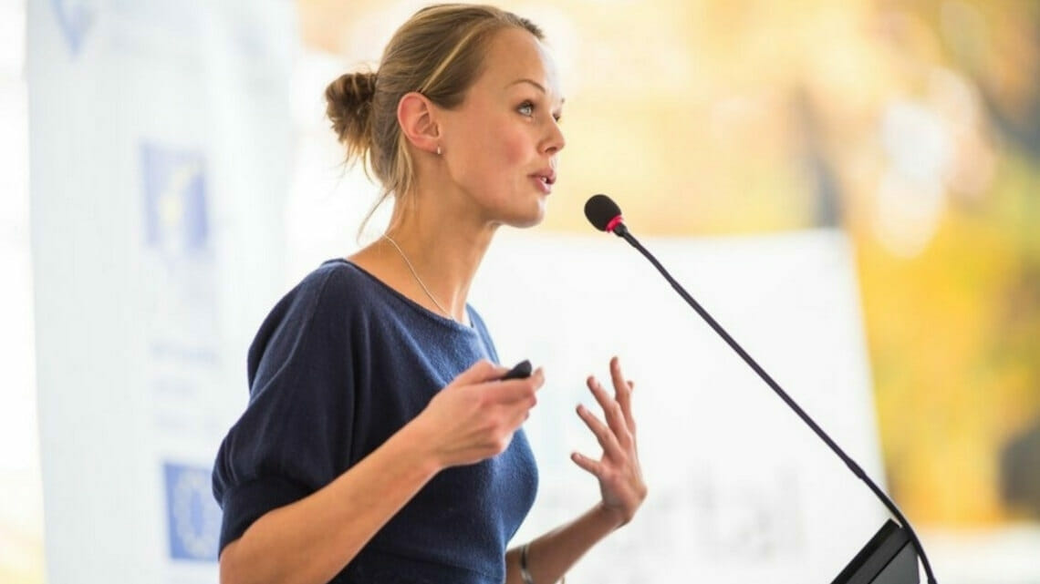 Kurzartikel💬: Wählen Sie die richtigen Worte in Präsentationen, um zu überzeugen! 1 Präsentationen mit den richtigen Worten vermitteln